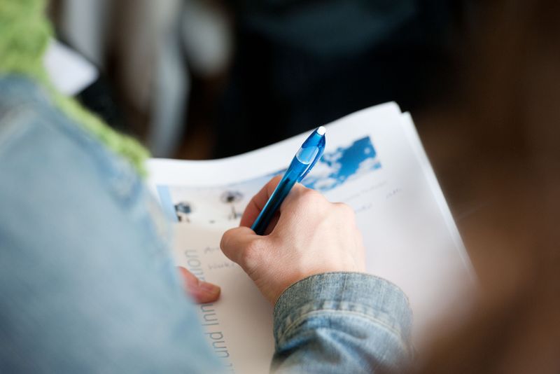 Hand mit Kugelschreiber