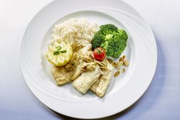 Teller mit Felchenfilet, Reis und Broccoli