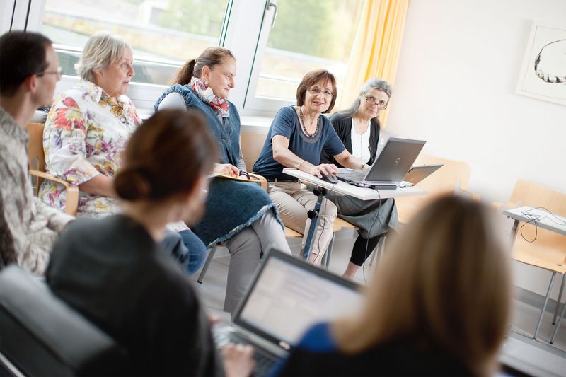 Interdisziplinäre Besprechung in der Gruppe